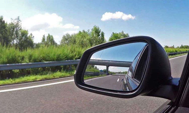9 Cara Mengantisipasi Blind Spot pada Mobil