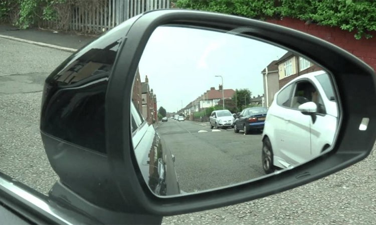 9 Cara Mengantisipasi Blind Spot pada Mobil